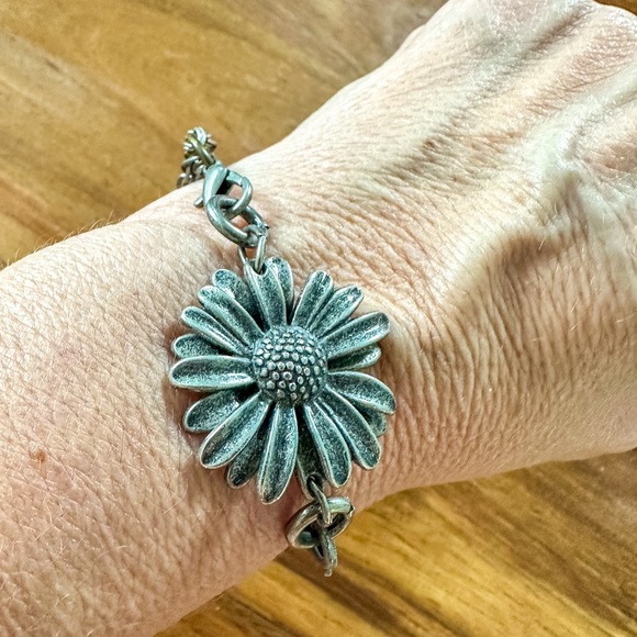 Handmade Vintage flower bracelet - Picture 2 of 4